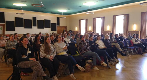Blick ins Publikum. Großer Saal, gut besetzt.